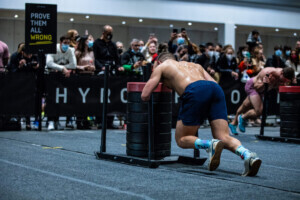 Juge HYROX validant une répétition de wall ball selon le règlement HYROX